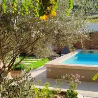 La petite madeleine - Chambre d'hôtes- Piscine & spa, hotel v destinaci Burgy