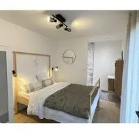 Suite moderne 2 personnes avec parking gratuit accès jardin, hotel u gradu 'Augny'