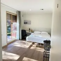 Central Private Room - Stroll to ANU & City, hotel en Turner