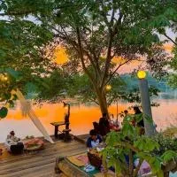 The Antique Riverside Resort, hotel v mestu Ban Pong