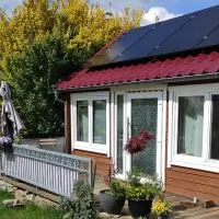 Ferienhaus Tinylausitz mit Kamin und Sauna، فندق في Steina