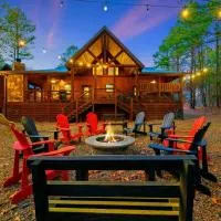 The Great Escape 4BR w Game Room - Hot Tub - Sleeps 14, hotel i Broken Bow
