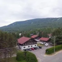 Chalets Montmorency Mont-Sainte-Anne, Hotel in Saint-Férréol-les-Neiges