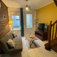 Maison de ville au bord de l eau, hotel din Vire