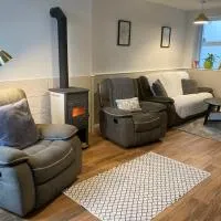 Cosy 2-Bed Home - 5-Min Walk to Town - Wood Burner, hotel Omagh-ban