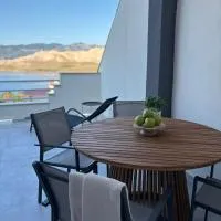 Modern Panoramic Sea View Apartment with Large Terrace, hotel en Pag