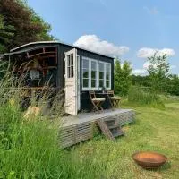 Shepherd's Hut With Lake View In Ollerup, hotell i Vester-Skerninge