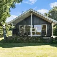 Ljust Och Mysigt Sommarhus Med Havsutsikt, hotell i Hasle