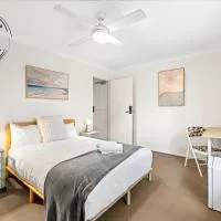 Bright & Comfy Double Room - Cozy and Well-Connected - Shared Bathroom and Amenities, hotel em Blacktown
