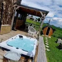 Tiny housse serenity avec jacuzzi et piscine, hotel v destinácii Tinlot