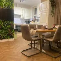 Guest house with 3 double bedrooms all En-suite، فندق في كرافن آرمز