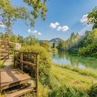 Romantic Lake Pod with shared bathroom near Gstaad, hotel u gradu Zweisimmen