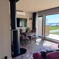 Stugor på Vättervy Glamping med fantastisk utsikt, хотел в Habo