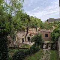 Maison Semi-Troglodyte, hotel em Louresse-Rochemenier