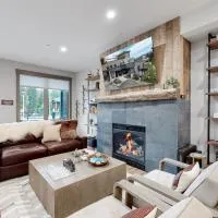 Hot Tub Steps to Dining and Ski Shuttle، فندق في وينتر بارك