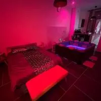 Cozy Studio with Private Jacuzzi, Modern Comfort, hotel di Douai