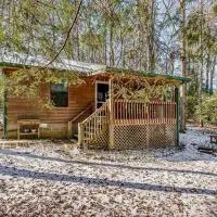 The Holly Cabin near Fall Creek Falls State Park، فندق في Spencer
