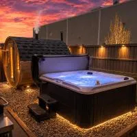 Urban Utopia - Hot Tub - Barrel Sauna - BBQ - Firetable - AC, Hotel in Edmonton