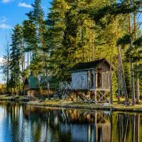 Dragon Treehouse with Hot Tub, Sauna, Private Lake & Deer Park, hotelli kohteessa Līči