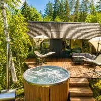 Black Forest Cabin with Hot Tub, Cinema, Lake & Deer Park, מלון בLīči