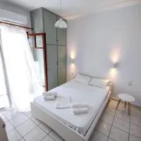 Galatas apartment 5 with beautiful sunset, 750m from the sea, Hotel in Galatás