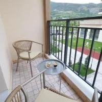 Akash Apartments - overlooking mountain peaks, hotel a Chorwoq