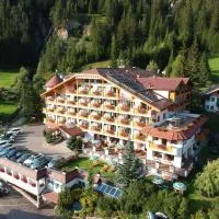 Hotel Cesa Tyrol, hotel en Canazei