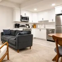 Modern 2BR Private Suite in SW Calgary, hotel u gradu Kalgari