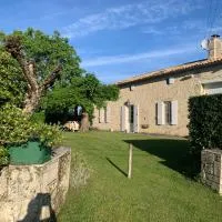 Stone country house، فندق في Saint-Ferme