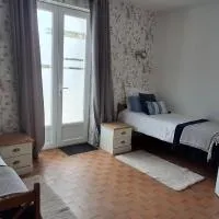 Le Black Dog Pub - Chambre d'hotes avec Bar Restaurant: Saint-Aignan şehrinde bir otel