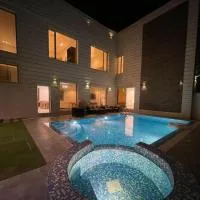 Villa with private Pool A, hotel sa Al Khiran