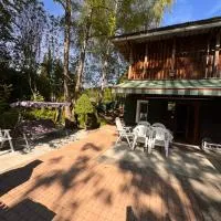 Riverside Cottage near Bern with a Private Garden & BBQ, hotel em Thörishaus