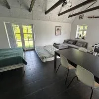 Large modern family room - “Arnely”, hotel din Tommerup