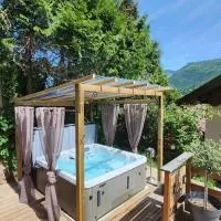 chalet cosy, jacuzzi privé, calme, idéal moto rando vélo, хотел в Bellecombe