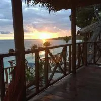 Nini's Beach Bungalows, hotel di Bira