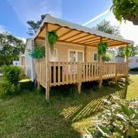 MOBIL-HOME "B30" tout confort avec piscine & lave-linge gratuit – hotel w mieście Mimizan