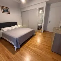 Skyfall with a large balcony and FREE parking in Central Kiato, hotell sihtkohas Kiáton