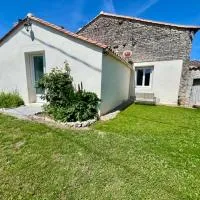 Charmante maison au calme - proche Angoulême、Saint-Saturninのホテル