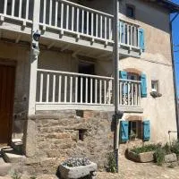 Chez Nanou โรงแรมในTours-sur-Meymont