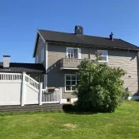 Central 2 bedroom basement apartment for 1-6 people with free parking, hotel a Hønefoss