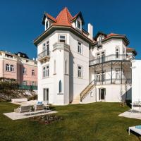 Oceanfront Luxury Villa in Estoril with Pool: Estoril şehrinde bir otel