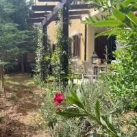 The Garden Apartment at the Edge of Kamenjak, hotel v destinaci Premantura