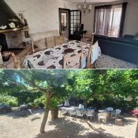 Les mûriers - Etage complet d'une grande maison avec jardin, hotel u gradu 'Argeliers'