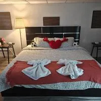 Spacious Basement Lower Suite 3BR Home Stay 1 King 2 Queen Beds 2 Car Parkings FIFA 2026, hotell i Pickering