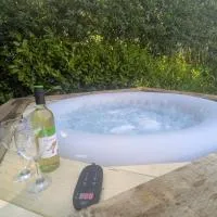 Relaxing Large King Room l 55inch TV l Hot Tub – hotel w mieście Egerton