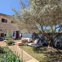 Logement provençal en Pierre climatisé, hôtel à Maubec