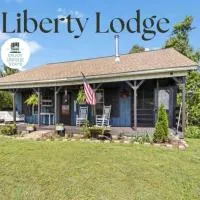 Liberty Lodge Countryside Stay! Hot Tub, Sunsets, hotel u gradu Mentone