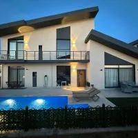 Mila Villa Foçaköy Tuzlu Su Havuzlu Müstakil Villa, Hotel in Foça