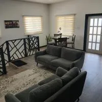 Spacious 2-BR, Bright & Private Top Floor Retreat - Portmore Pines، فندق في بورتمور