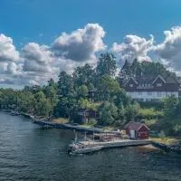Villa Hjorthagen B&B, private jetty by the sea at island Edlunda, hotel sa Karlsudd